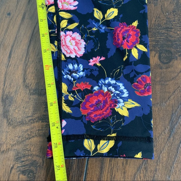 Ruby Ribbon | Reversible Floral Crop Yoga Leggings Black Activewear - Picture 10 of 10